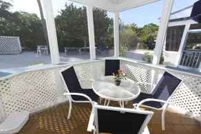 Tropical Winds Beachfront Motel and Cottages - Image 5