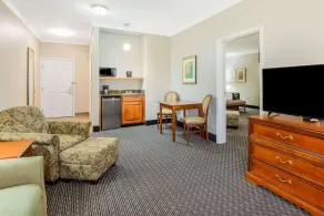 La Quinta Inn & Suites by Wyndham Gainesville - Image 2