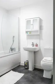 Luxe 1BR Apartment with Balcony - Free Parking - Image 3