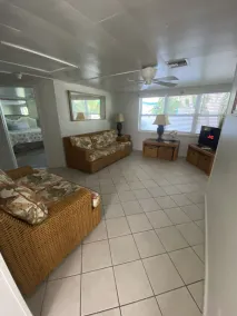 Tropical Winds Beachfront Motel and Cottages - Image 4