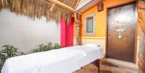 Charming 1 Bedroom Hotel With Pool View - Image 2