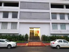 Seasons Hotel by OYO Rooms - Image 5