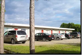 Pine Tree Motel - Image 5