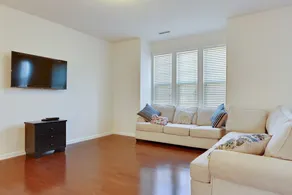Delightful Pet Friendly Home In Great Location! 4 Bedroom Townhouse by Redawning - Image 2