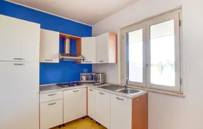 Stunning Apartment in Briatico With Wifi and 2 Bedrooms - Image 4