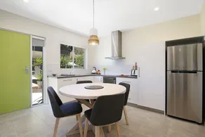 18 on Rayner - swish apartment Myrtleford - Image 5