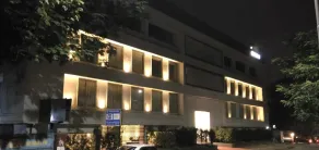Seasons Hotel by OYO Rooms - Image 3