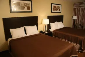 Knights Inn Toronto East - Image 5