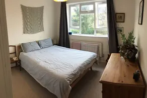 Spacious North London Flat With Balcony - Image 4