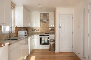 Light & airy studio, 2 mins from Queen's Park tube - Image 3