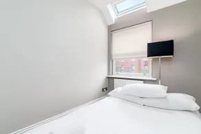 Modern 2BR Home in Dalston W/balcony, Fits 4 - Image 2