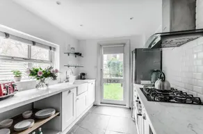 2 Bedroom Chelsea Flat By Thames - Image 2