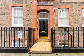 Bright Warwick Chambers Apartment - Image 4