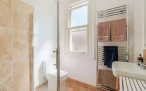 5 Bedroom House With Patio in Brixton - Image 4