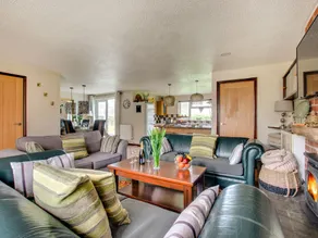 Tastefully Decorated Holiday Home With Bright Conservatory and View of the Country Estate - Image 2