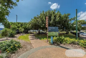 Brighton Waterfront Beach House - Image 4