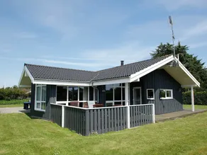 Comfy Holiday Home in Hals With Whirlpool - Image 4