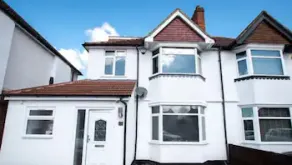 Large 6 Bedroom House With Parking - Image 5