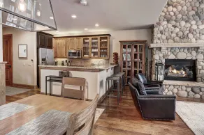 High Ceilings, Natural Light- 3 Bedroom Arrowhead Ge Condo by RedAwning - Image 2