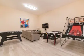 Walk to Beach Spacious Estate W/hottub & Gameroom - Image 5