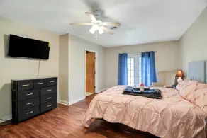Spacious 5 Beds 3 Bath Home 7 Minutes From Lsu 3 Bedroom Home by Redawning - Image 1