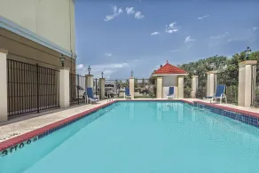 La Quinta Inn & Suites by Wyndham Houston Rosenberg - Image 5