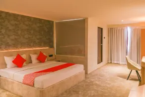 Hotel Dreams by OYO Rooms - Image 5