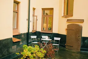 Beautiful, Artistic, Heirloom Apartment - Image 4