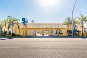 Colonial Pool & Spa Motel - Image 5