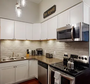 416A Waldburg st · Newly Renovated 1920's Historic District Apt - Image 4