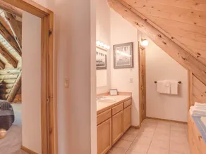 Bear Den Log Cabin - Image 4