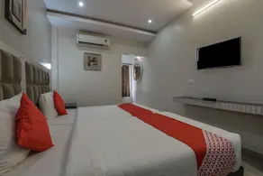 OYO 5231 M V Boutique Hotel - Image 2