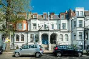 JOIVY Captivating 1-Bed Flat In Fulham - Image 3