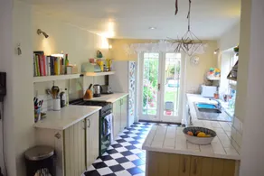 2 Bedroom Home in Stoke Newington - Image 2