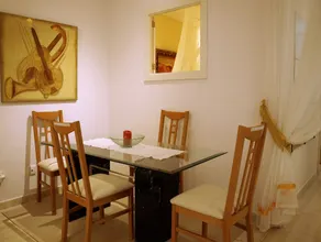 Flatguest Flat with Art - Image 3