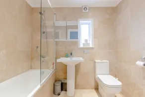 Stylish 1 Bedroom Apartment in Nine Elms With Garden - Image 4