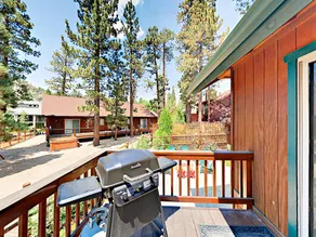 Inviting 3br W/ Private Hot Tub & Fire Pit 3 Bedroom Home - Image 3