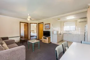 Lakes Jakaranda Holiday Units - Image 4