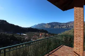 Villa with pool and beautiful lake view - Image 3