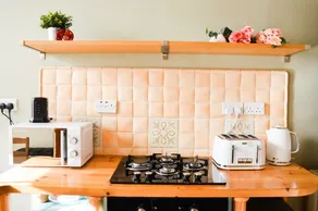 Traditional 2 Bedroom Flat Near City Centre - Image 2