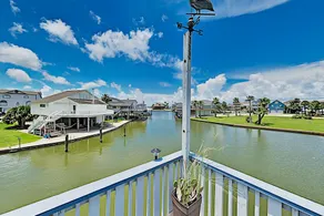 Bayfront Tiki Island W /boat Slip & Deck! 3 Bedroom Home - Image 4