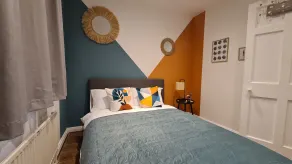 Byron House- Close to M60 and Supermarket - Image 2
