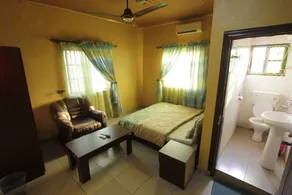 Oyins Holiday Inn - Image 5
