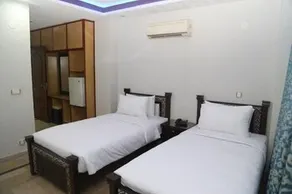 Pool And Park Hotel - Image 5