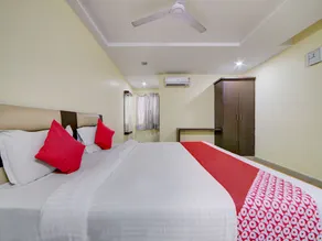 OYO 28033 Pradha Grand - Image 4