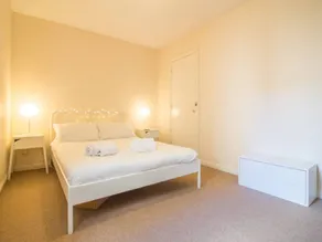 Spacious Canal Side Apartment With Free Parking - Image 4