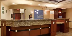 Holiday Inn Express & Suites Lansing-Leavenworth - Image 3