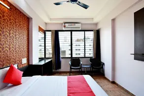 Hotel Majestic Deluxe Lodging by OYO Rooms - Image 2