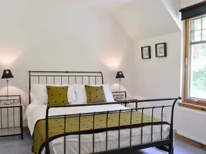 Stunning 4-bed Cottage S/C - Image 4