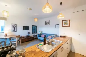 Spacious 2 Bedroom Apartment in Brunswick With Patio and Parking - Image 4